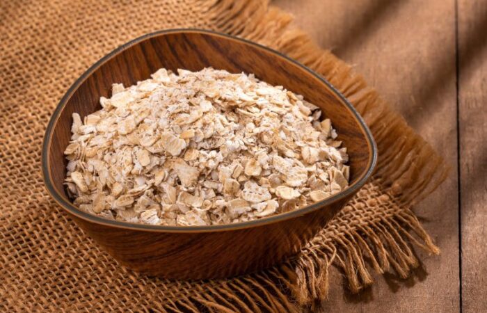 وعاء خشبي يحتوي على رقائق الشوفان